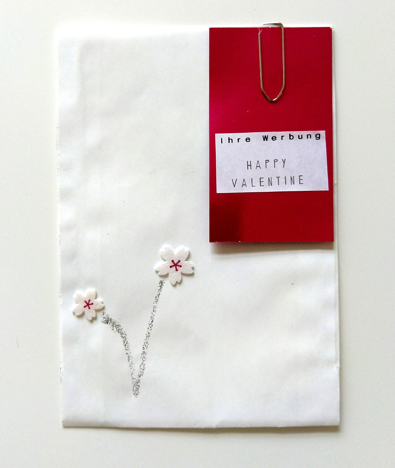 weisse Tüte mit Kirschblüten-Sticker