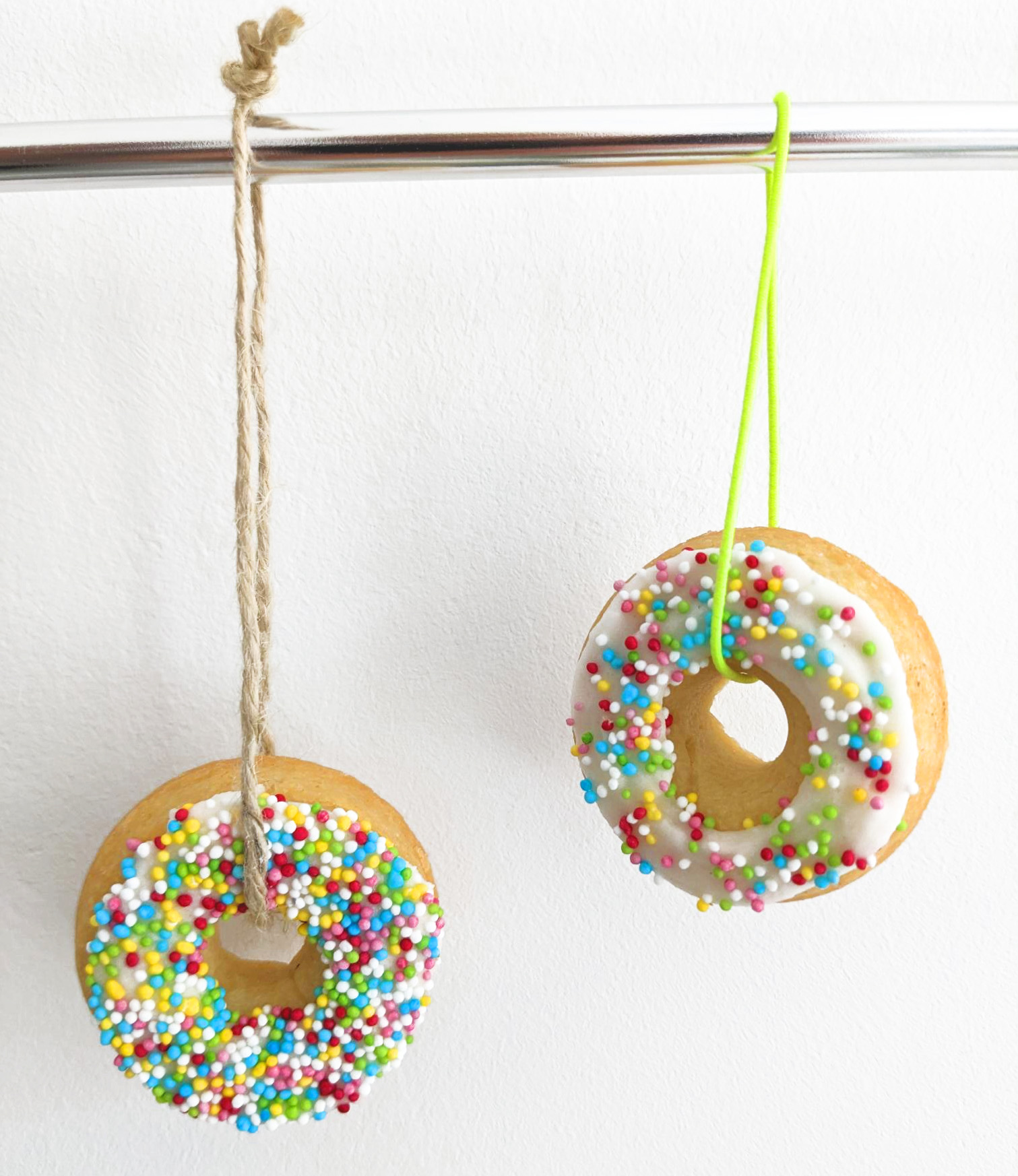 firmenkekse in form eines donuts mit zuckerperlen