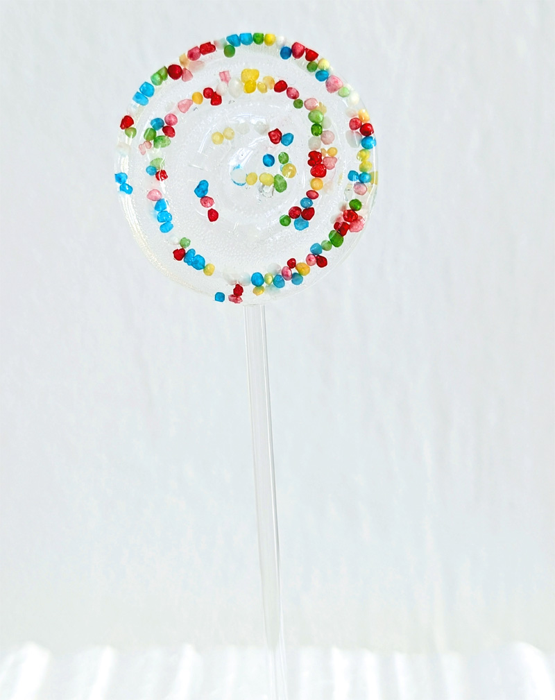 kleiner kreisel-lolli mit bunten streuseln